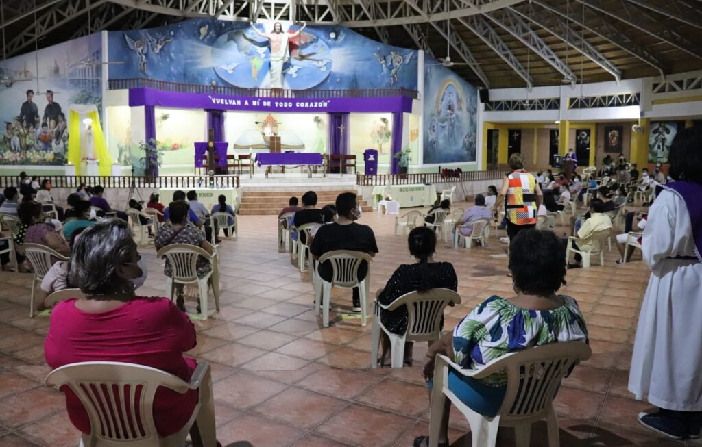 Mercoledì delle Ceneri,  inizio della Quaresima. Comunità parrocchiale Cristo Liberador Santa Cruz de La Sierra, BOLIVIA