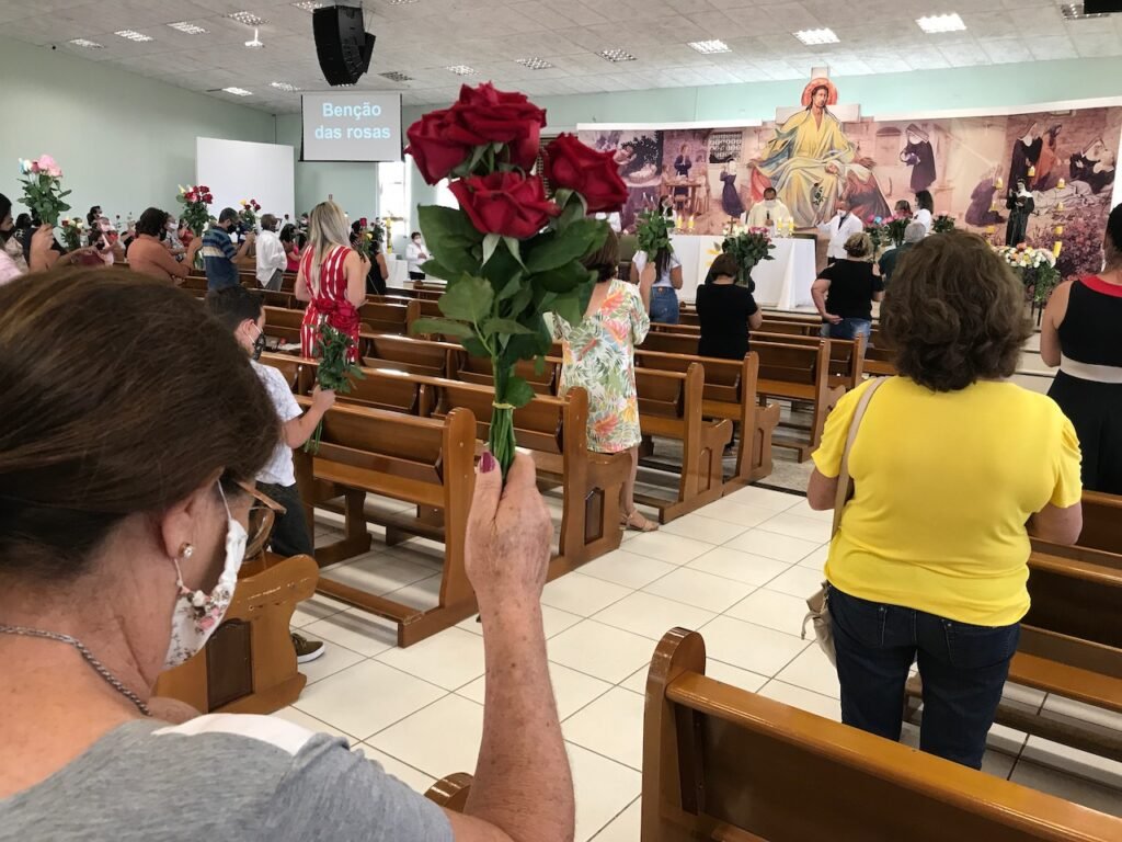 Missa e Novena realizada mensalmente, todo dia 22 de cada mês. Paróquia e Santuário Santa Rita de Cássia, Maringá-PR.