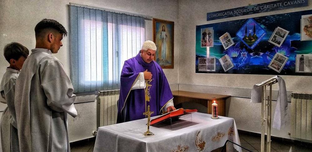 Messa, presieduta da P. Antonio Elcio Aleixo, CSCh, presso al Centro giovanile "San Giuseppe" di Pascani.