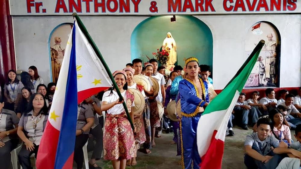 Attraverso uno spettacolo culturale, giovani, bambini, insegnanti e religiosi della delegazione Cavanis delle Filippine, hanno ringraziato per l'affetto e il lavoro missionario svolto da Padre Alvise Belinatto.