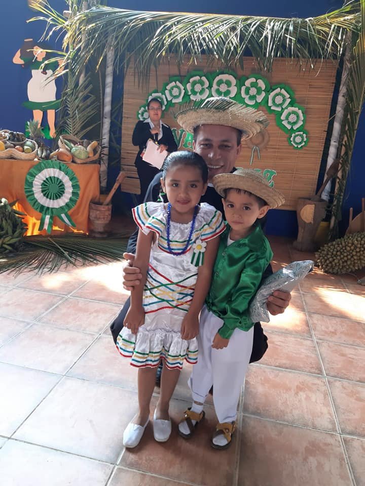 Superiore generale P. Manoel tra i bambini della nostra scuola Cavanis in Bolivia.