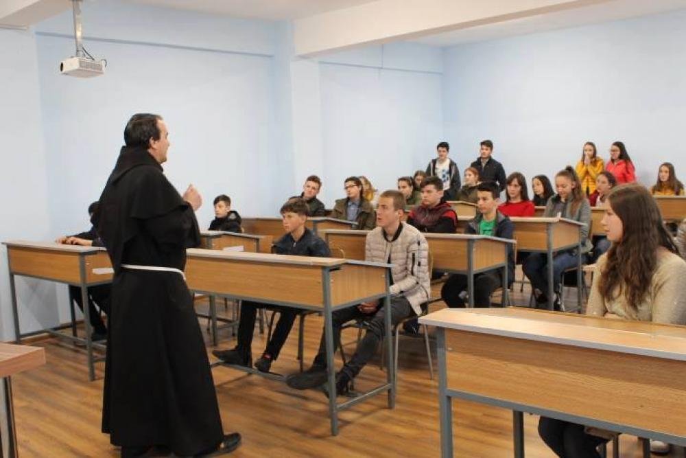 Campagna di promuovere le scuole cattoliche nella Diocesi di Iasi, Romania.