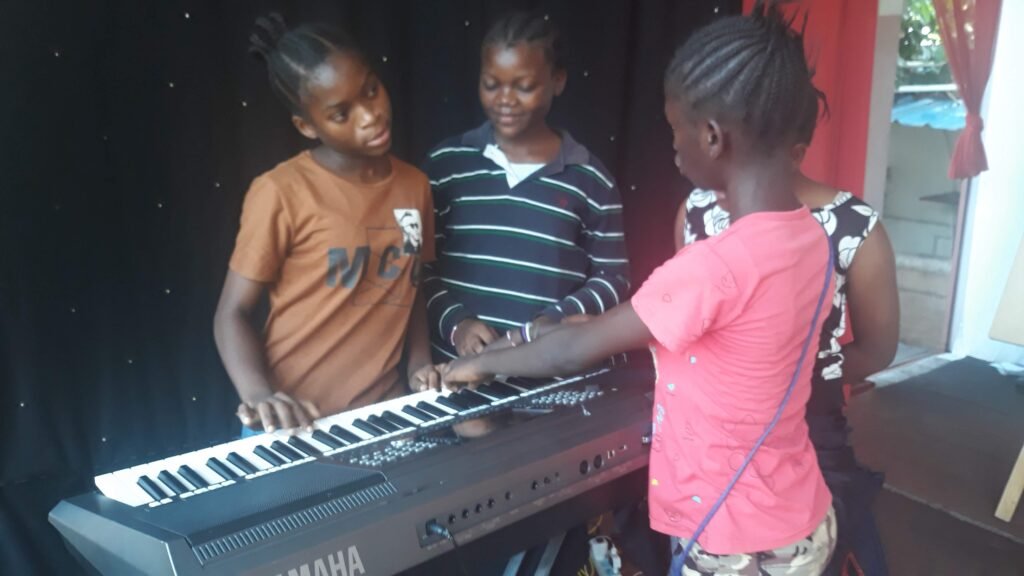 Gruppo musicale «KOKO MBILA CAVANIS» Scuola M.A.C. (Maison d'Accueil Cavanis) Kinshasa (Repubblica Democratica del Congo).