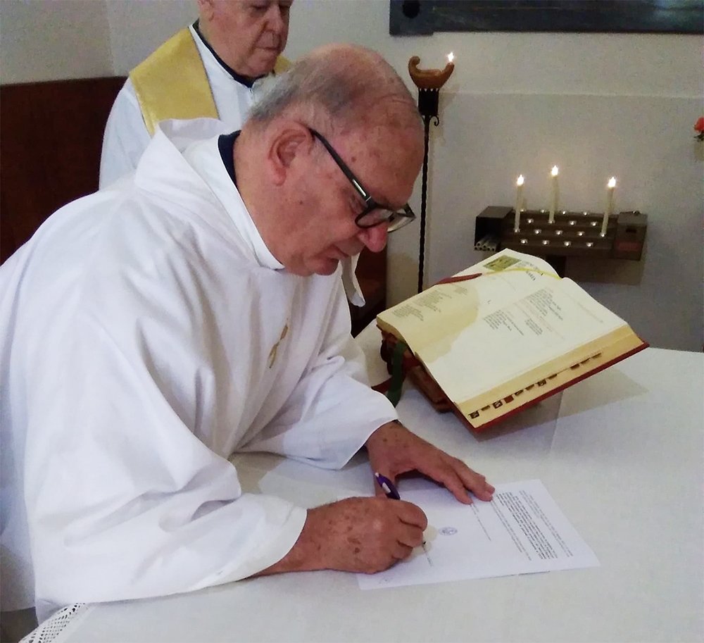 Indizione del XXXV Capitolo generale, momento della firma del Preposito Generale P. Pietro Fietta CSCh.