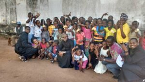 Religiosi e laici Cavanis insieme ai bambini e ragazzi della comunità in giorno di attività ricreative, Pemba-Mozambico.